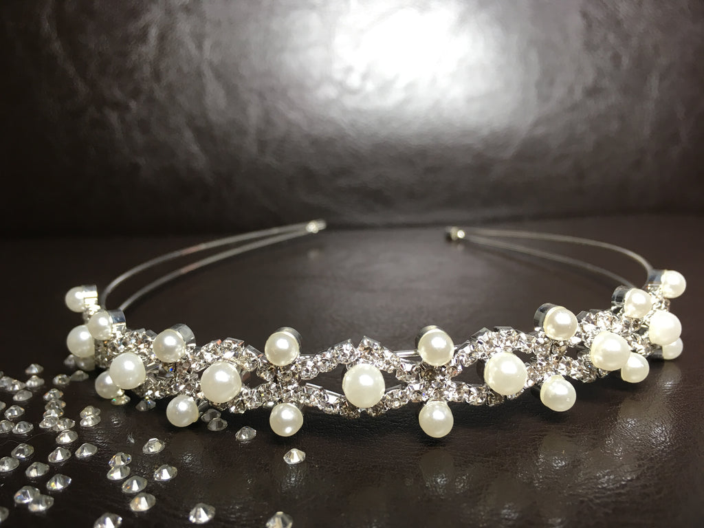 ondego-diadem-perlen-und-strass-vorne-mit-streudeko-auf-braunem-hintergrund