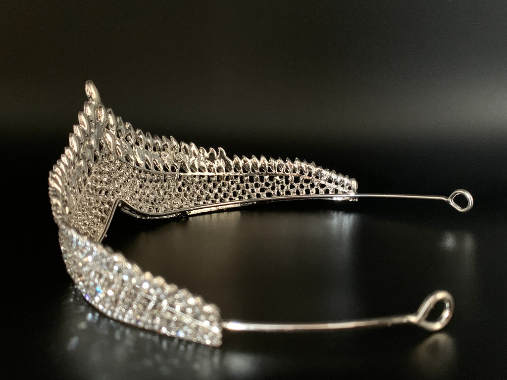 opulente-brautkrone-mit-funkelnden-strassreihen-und-majestätischem-krönungsdesign