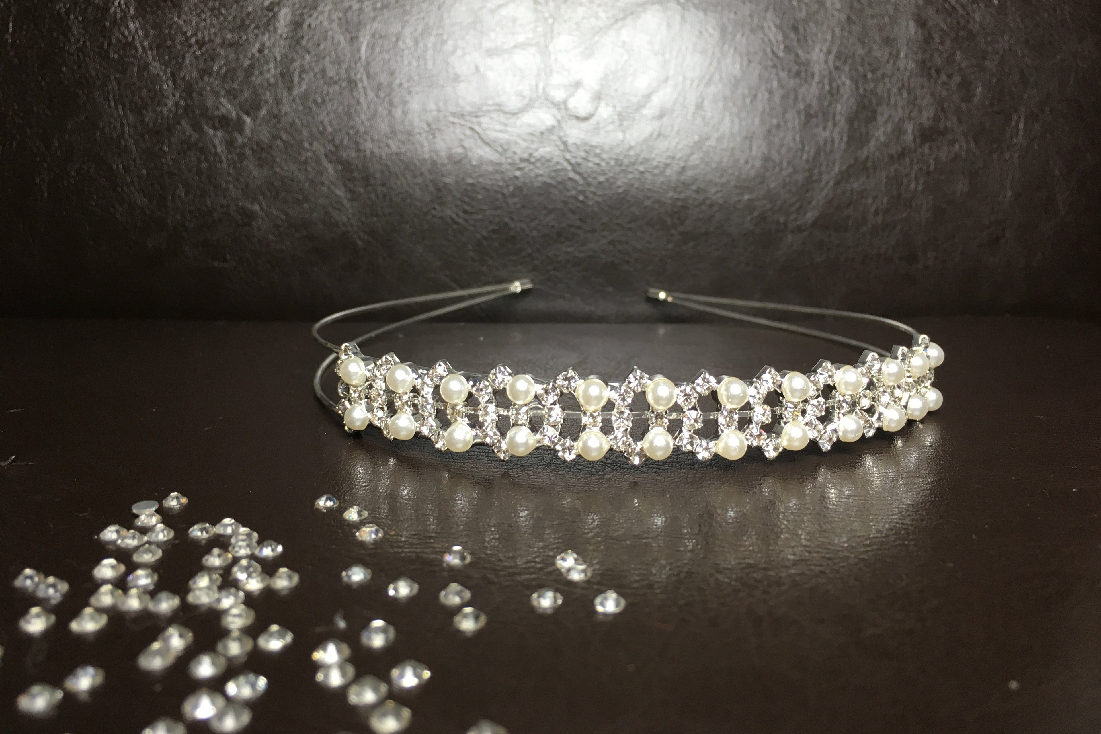 perlen-diadem-mit-strass-braut-haarreif-frontansicht-edles-braut-accessoire