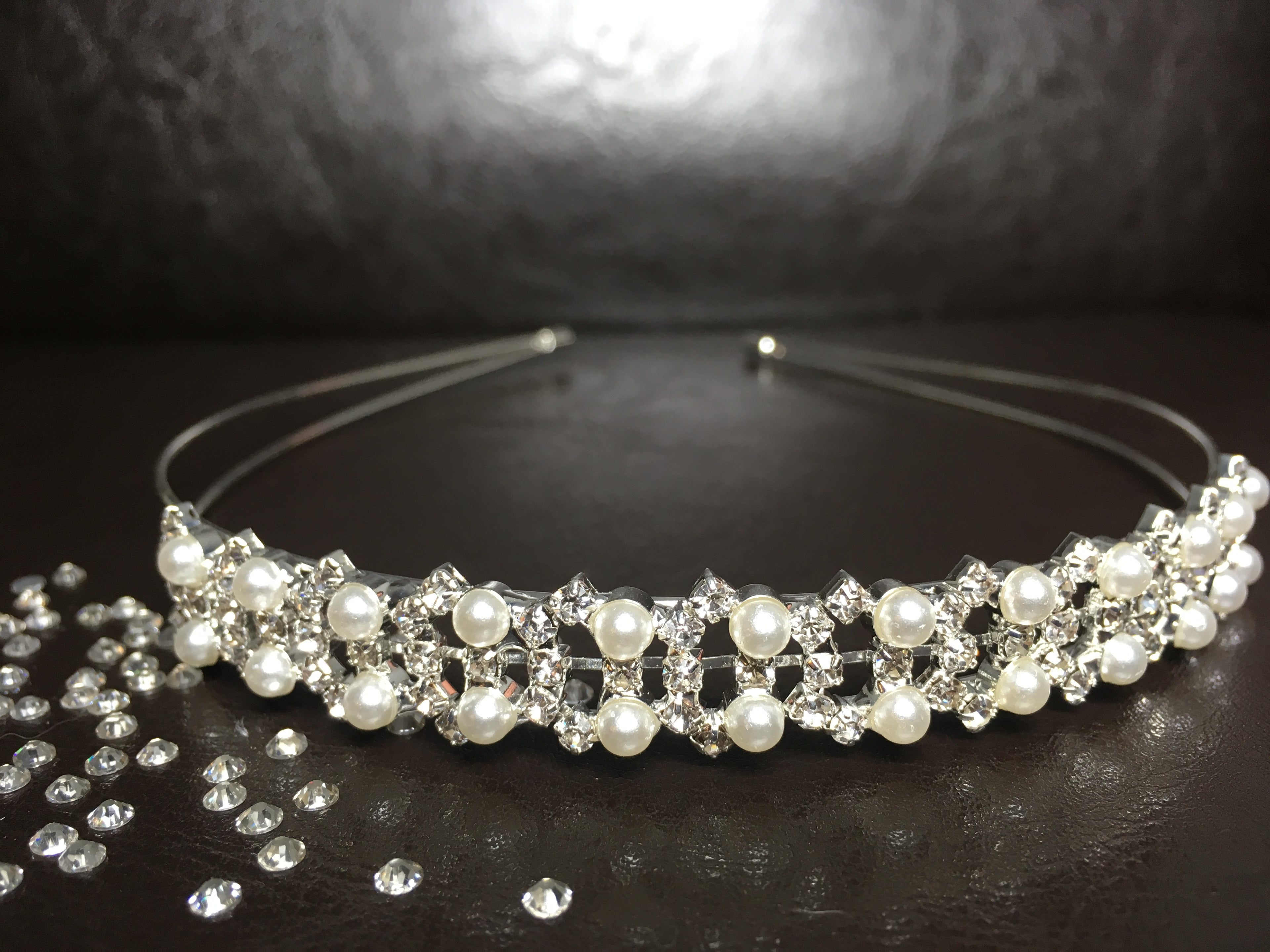 perlen-diadem-nahaufnahme-strass-details-braut-haarschmuck-hochzeit