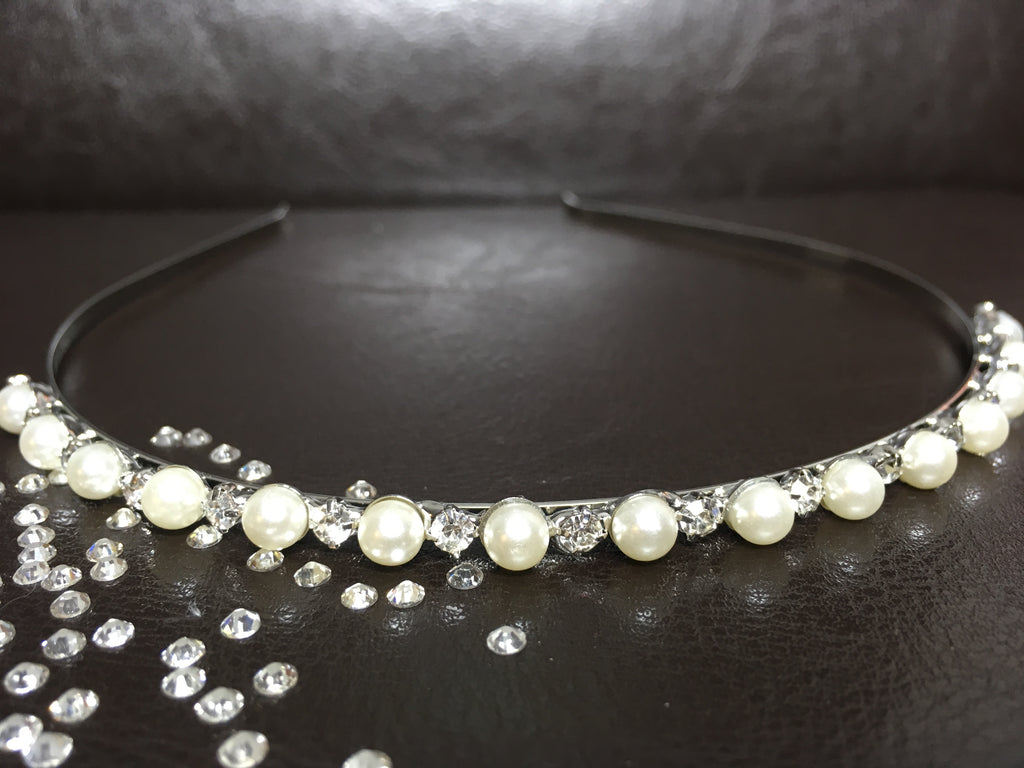 perlen-haarreif-braut-haarschmuck-mit-strass-eleganter-stirnreif-nahaufnahme