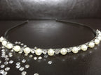 perlen-haarreif-braut-haarschmuck-mit-strass-eleganter-stirnreif-nahaufnahme