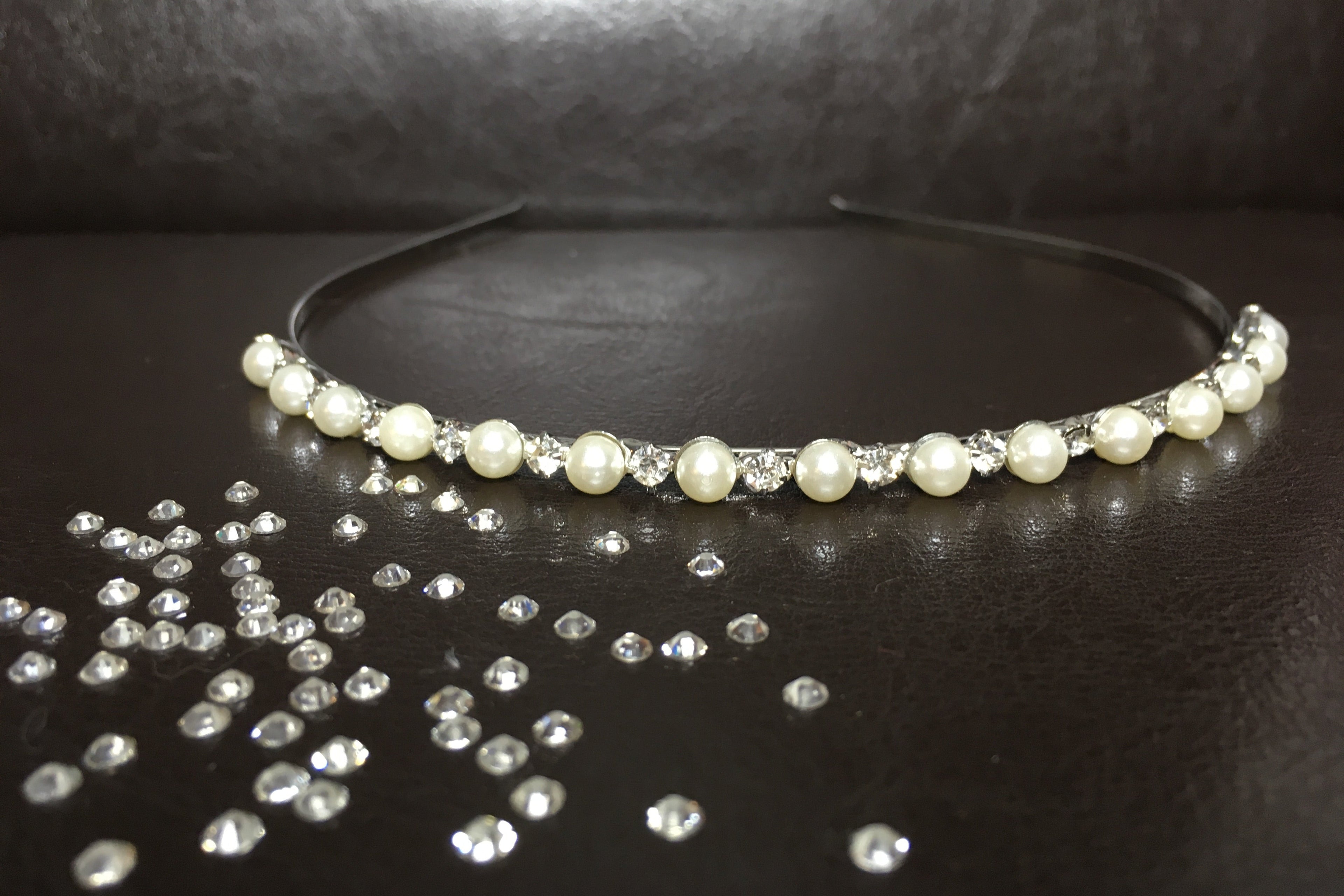 perlen-haarreif-silber-mit-strass-steinchen-eleganter-braut-haarreif-frontalansicht