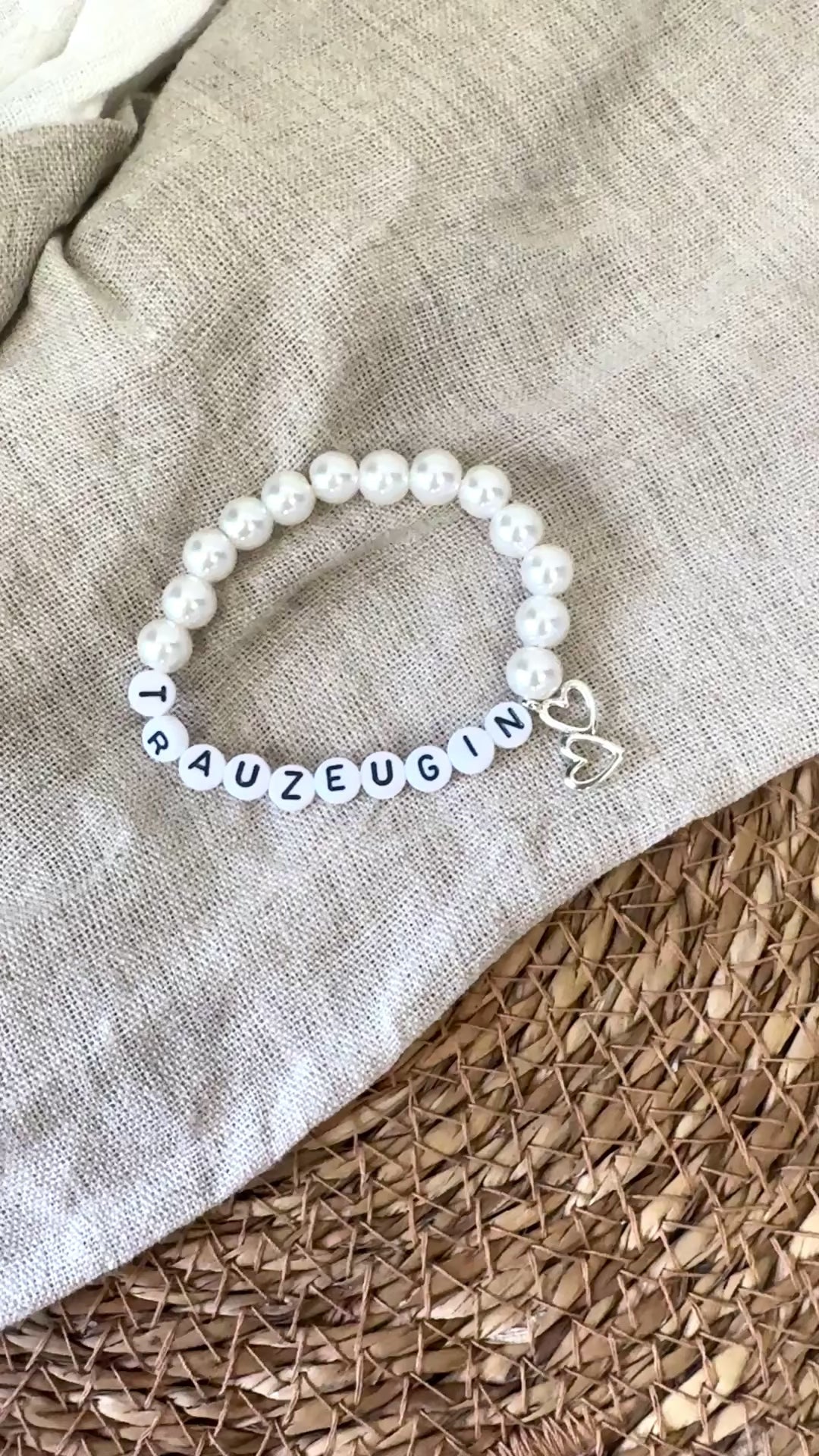 armband-trauzeugin-perlen-schriftzug-trauezug-in-doppelherz