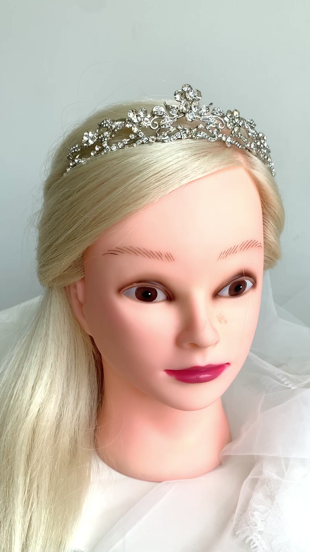 elegantes-brautdiadem-silber-verziert-mit-funkelnden-strasssteinen