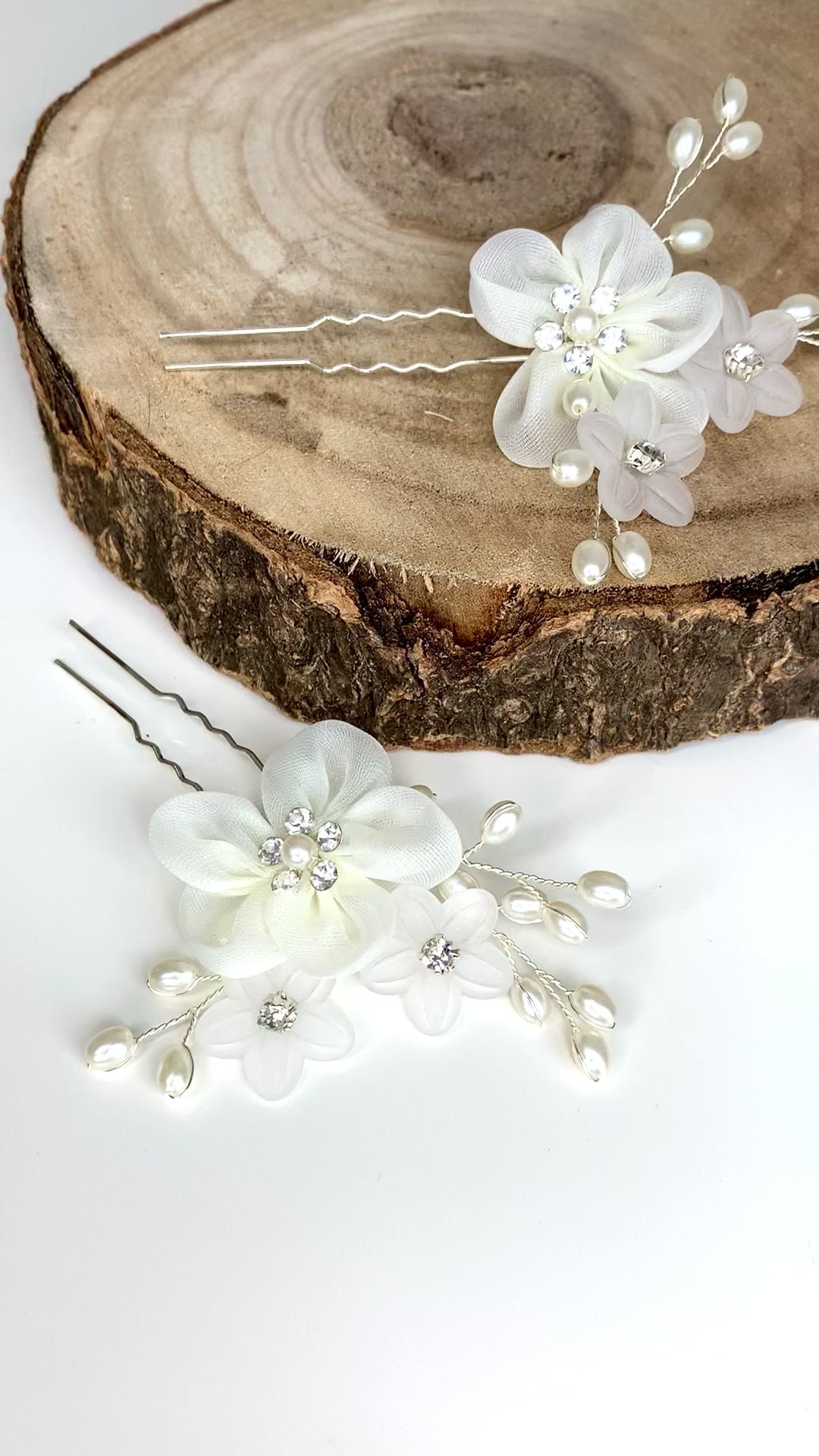 Elegante Chiffon Haarnadel SILBER – Braut Haarschmuck mit Ivory Blüten, Perlen & Strass für Hochzeit & festliche Frisuren | ONDEGO®