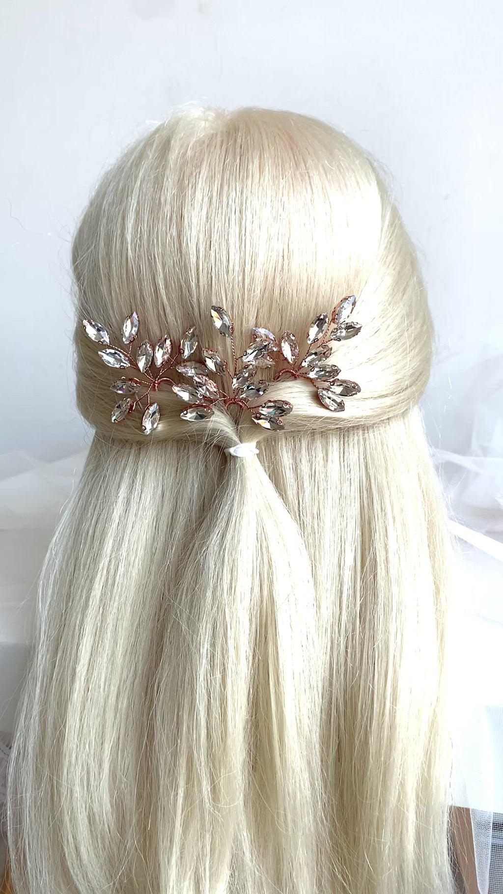 rosegold-haarnadel-blattdesign-mit-funkelnden-kristallen