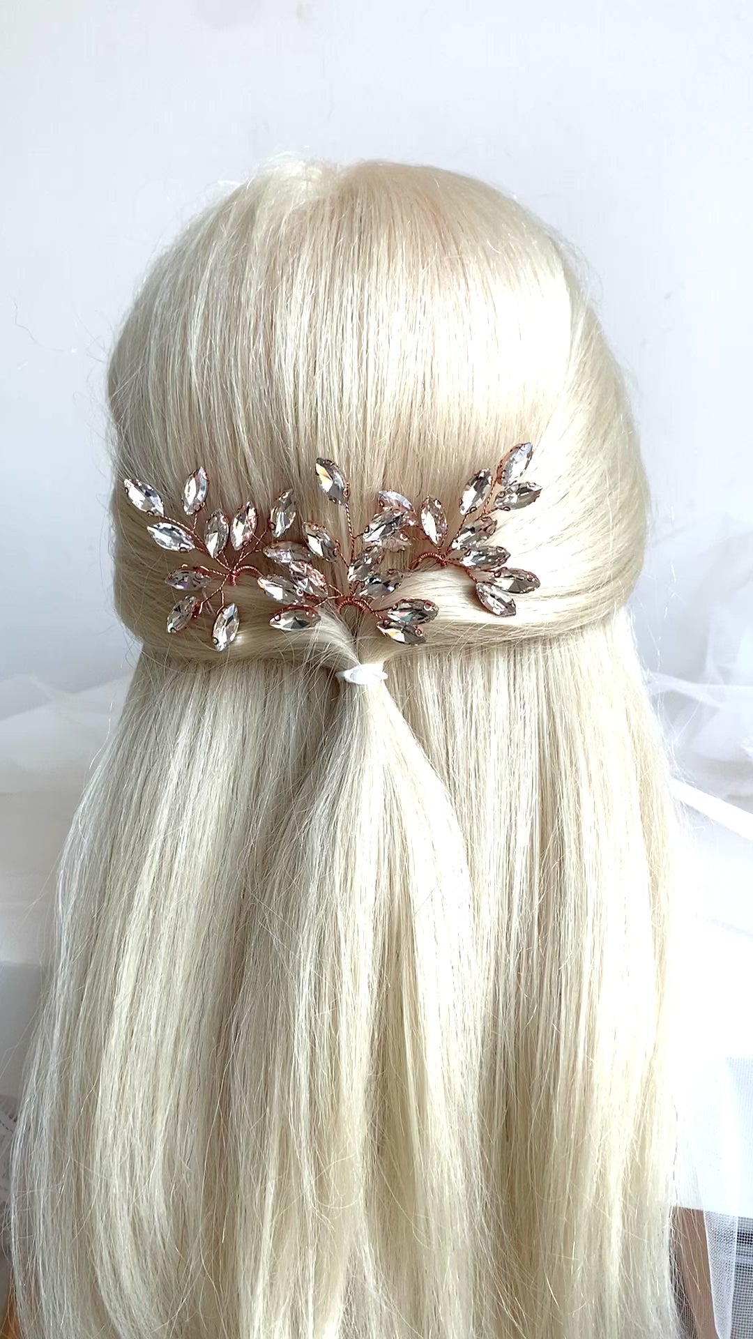 rosegold-haarnadel-blattdesign-mit-funkelnden-kristallen