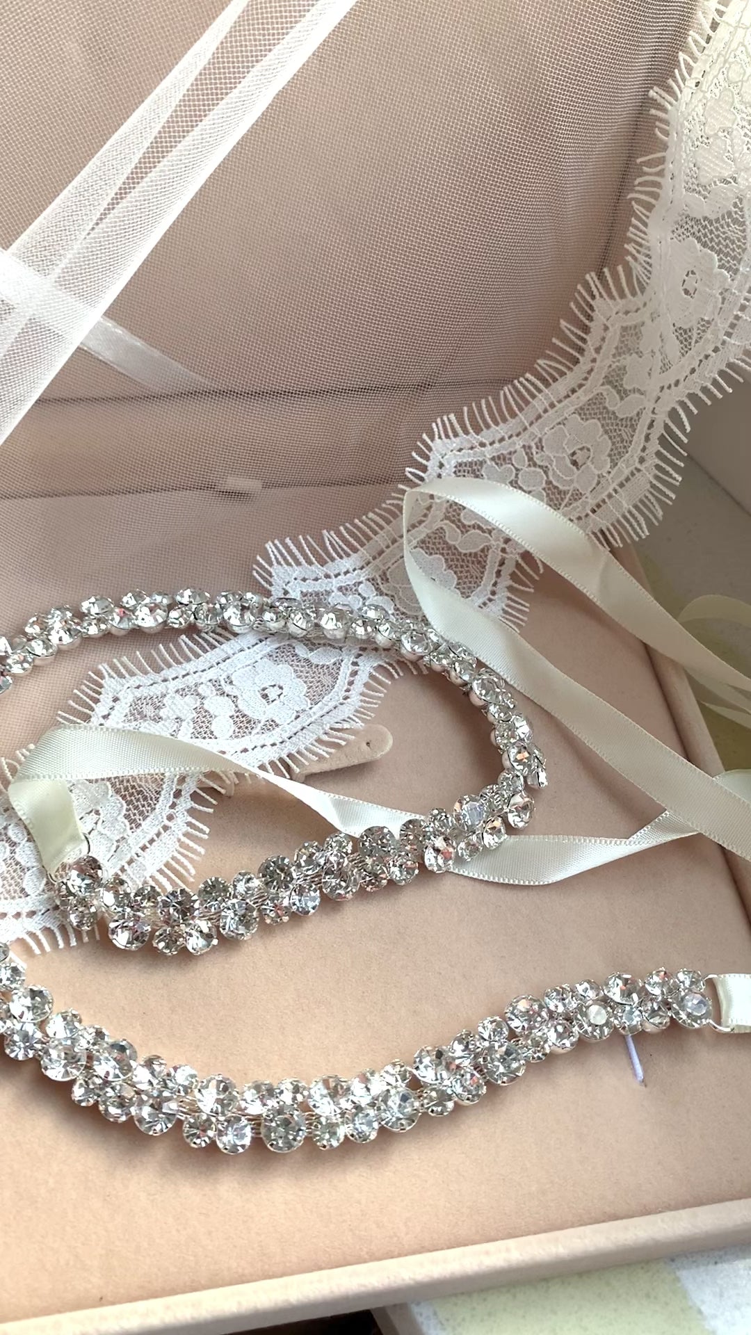 hochwertiger-brautguertel-silber-mit-mehrreihigem-strass-design