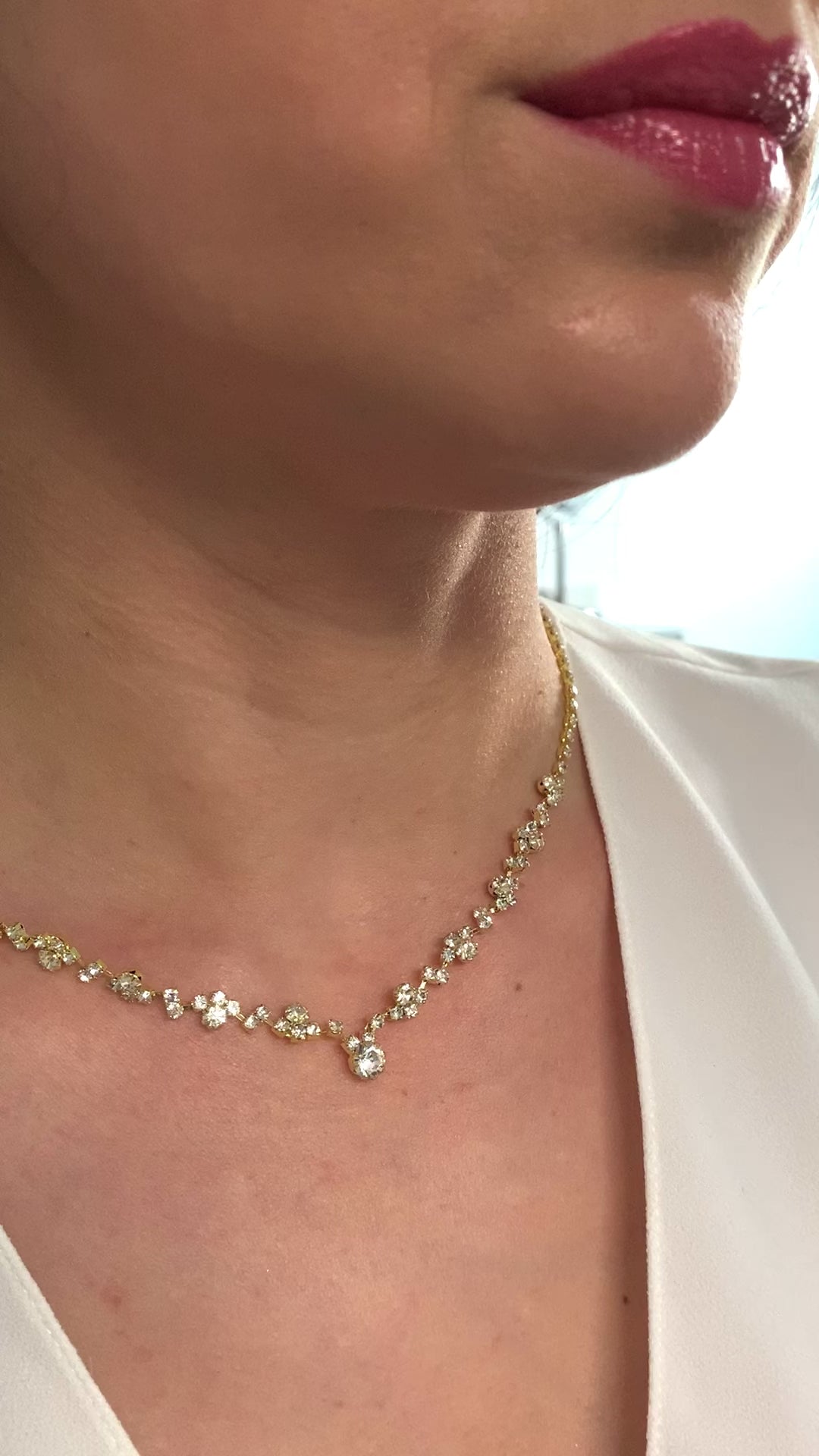 goldenes-lotus-diadem-mit-strass-braut-kette-und-ohrringen-set-auf-büste