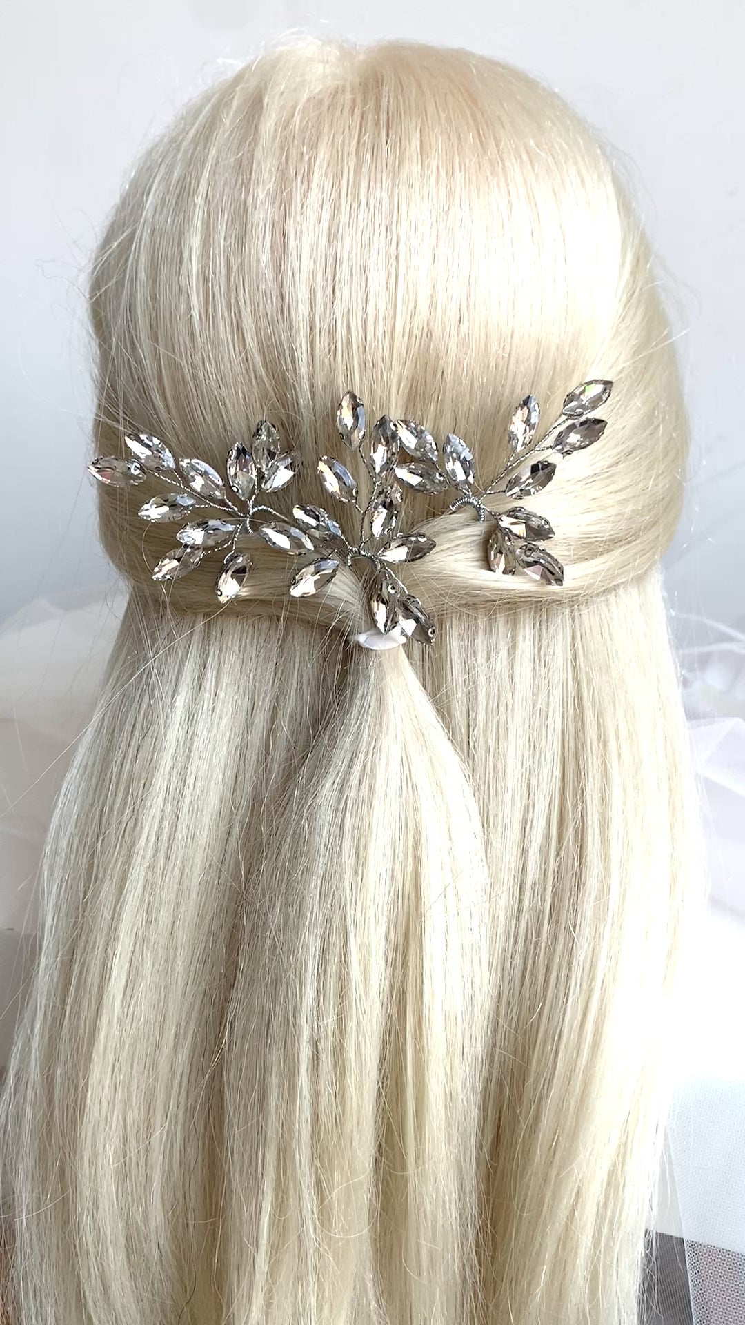 silber-haarnadel-blattdesign-mit-funkelnden-kristallen