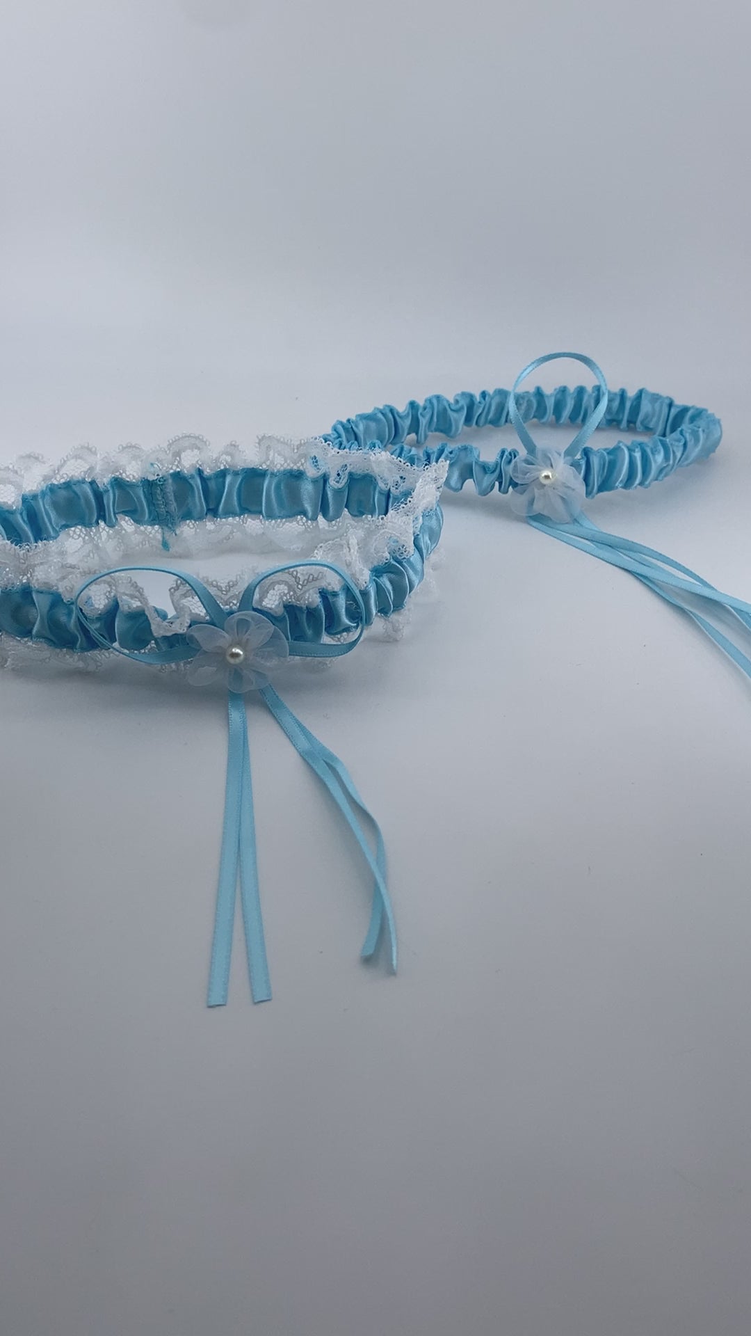 hochzeit-strumpfband-hellblau-schleife-perlendetail