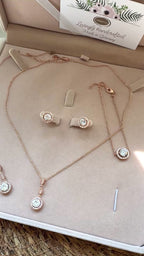 Roségold Zirkonia Schmuckset mit abnehmbarer Rückenkette – Collier, Ohrringe & Armband | ONDEGO®
