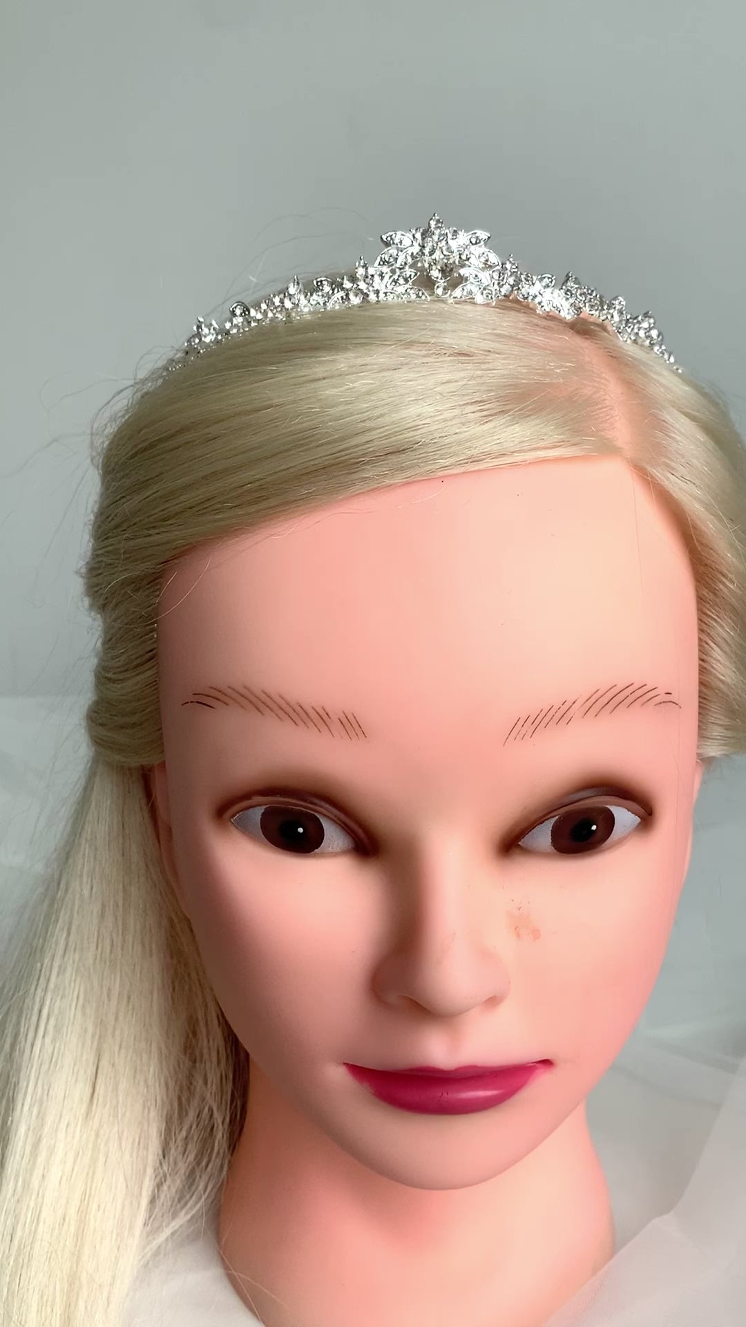 glitzer-haarschmuck-mit-blütenmotiv-und-kristallen-auf-dunklem-hintergrund