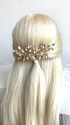 gold-haarnadel-mit-blattdesign-und-kristallen