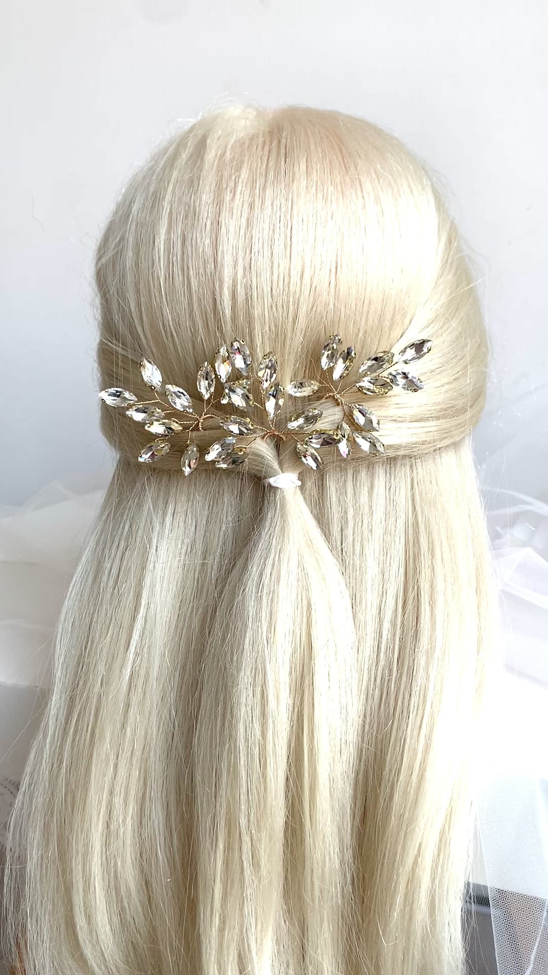 gold-haarnadel-mit-blattdesign-und-kristallen