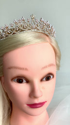 braut-tiara-gold-mit-perlen-und-blumen-design-luxuriöser-haarschmuck