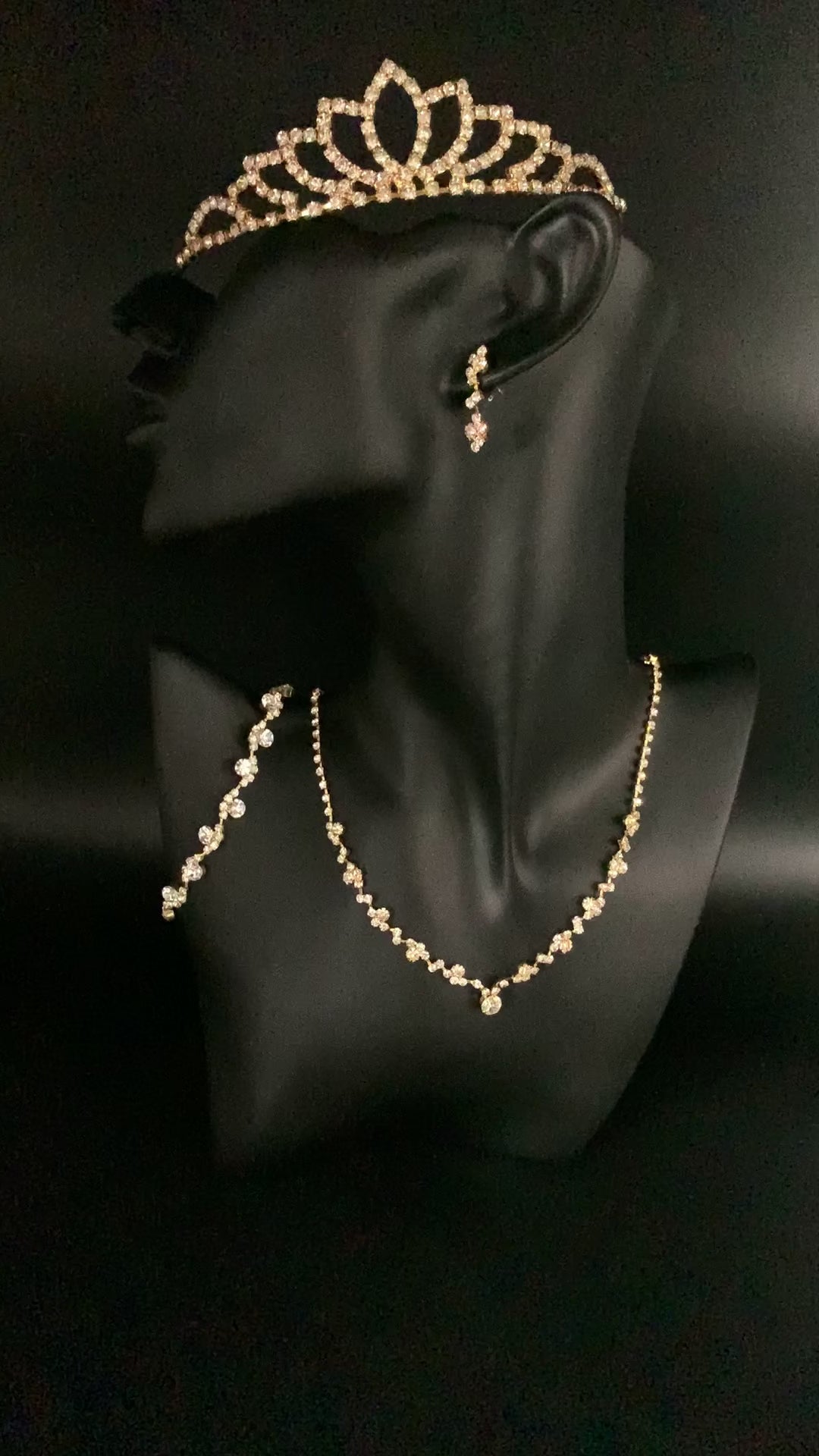 gold-tiara-und-braut-schmuckset-mit-funkelnden-strasssteinen-auf-schwarzem-display