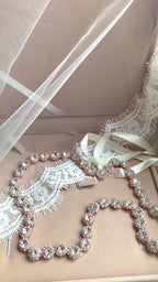 luxurioeser-hochzeitsguertel-mit-kristallreihen-in-rosegold-optik-und-satinverschluss