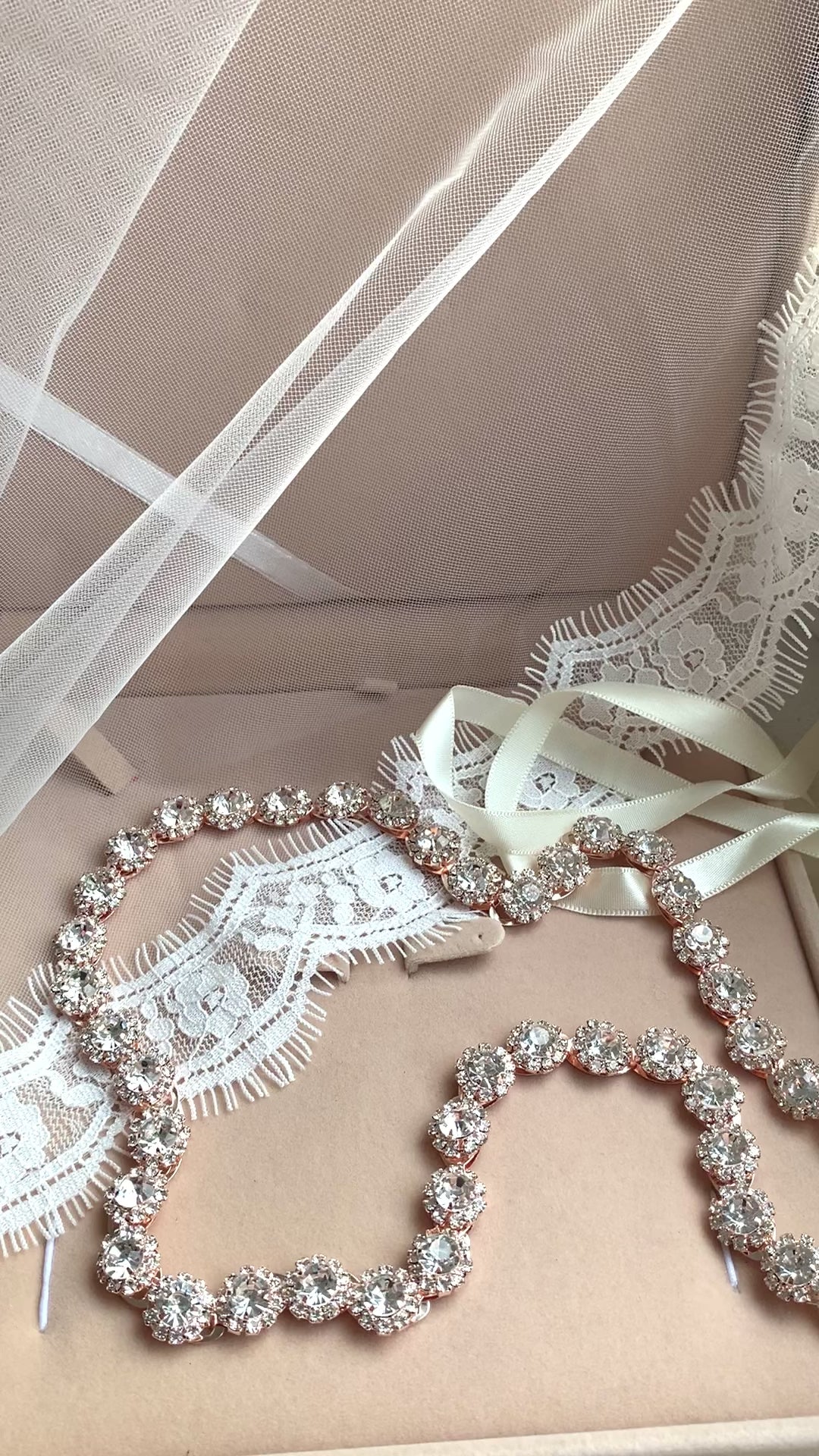 luxurioeser-hochzeitsguertel-mit-kristallreihen-in-rosegold-optik-und-satinverschluss