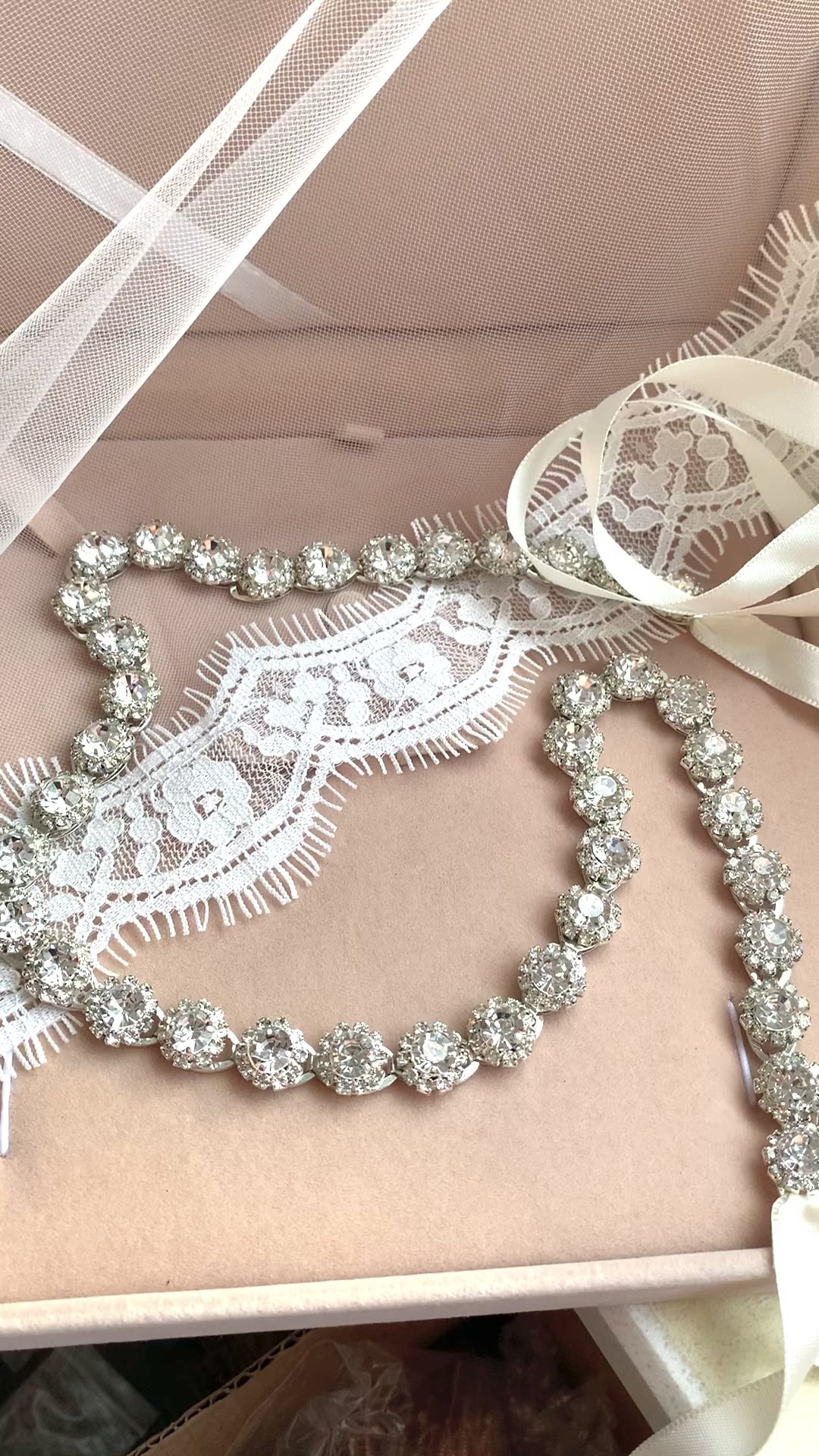 hochwertiger-brautguertel-silber-mit-glitzernden-kristallen-fuer-elegantes-brautkleid