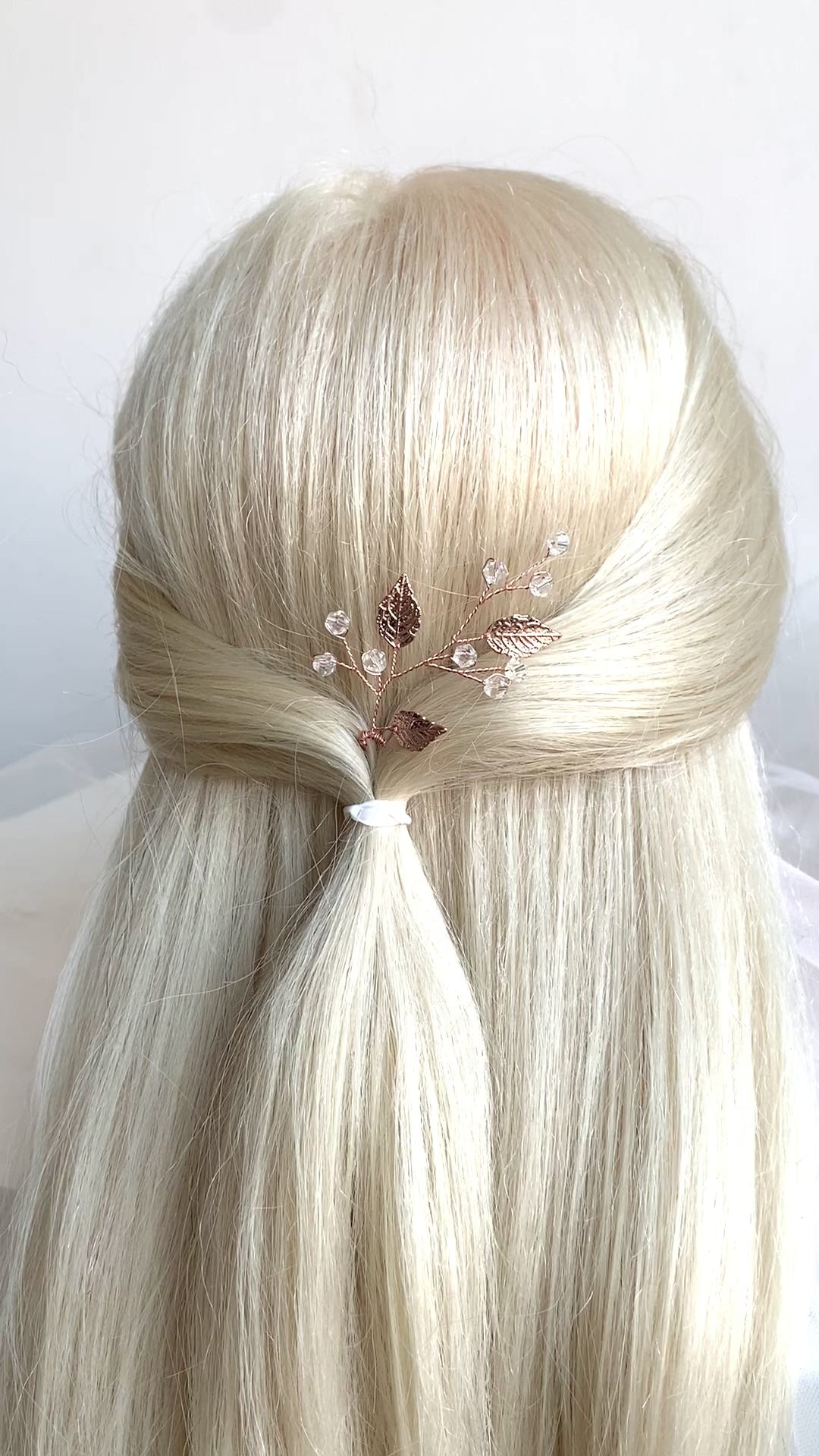 rosegoldene-haarnadel-mit-funkelnden-kristallzweigen