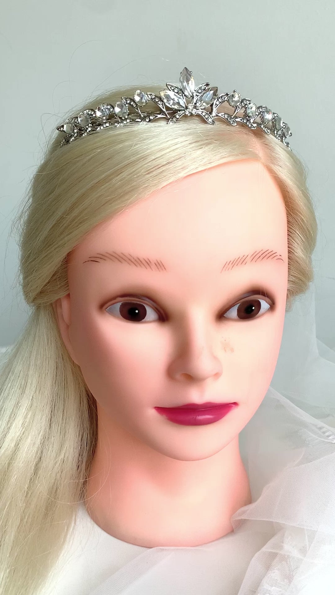 brautkrone-in-silber-mit-funkelnden-strass-steinen-blütenoptik-hochzeitsaccessoire