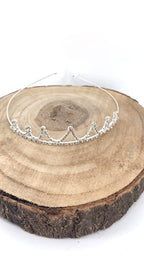 filigranes-tiara-stirnband-mit-diamantoptik-und-kristallen-als-dekoration