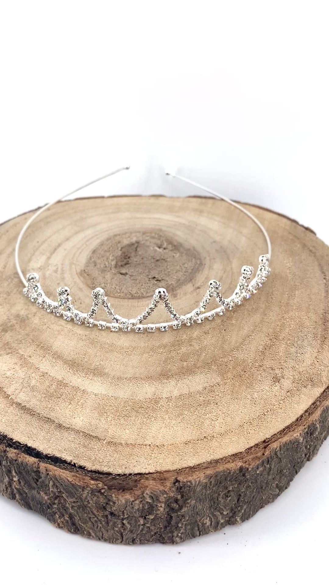 filigranes-tiara-stirnband-mit-diamantoptik-und-kristallen-als-dekoration