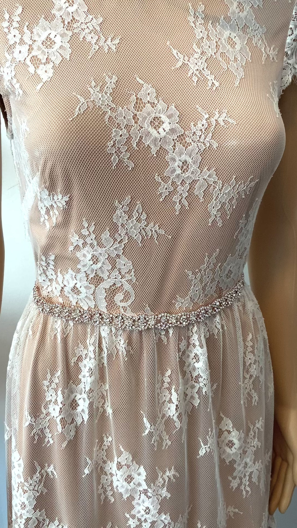 hochzeitskleid-mit-zarter-spitzenstruktur-und-glitzerndem-brautguertel-auf-taillenhöhe