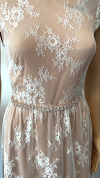 hochzeitskleid-mit-zarter-spitzenstruktur-und-glitzerndem-brautguertel-auf-taillenhöhe