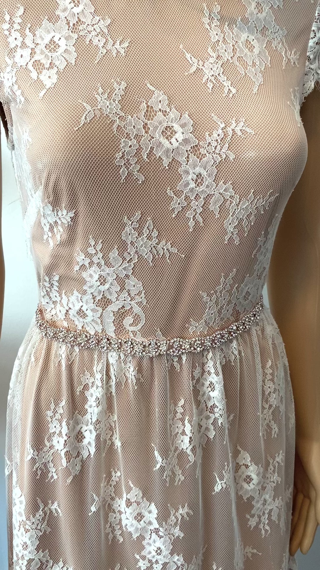 hochzeitskleid-mit-zarter-spitzenstruktur-und-glitzerndem-brautguertel-auf-taillenhöhe