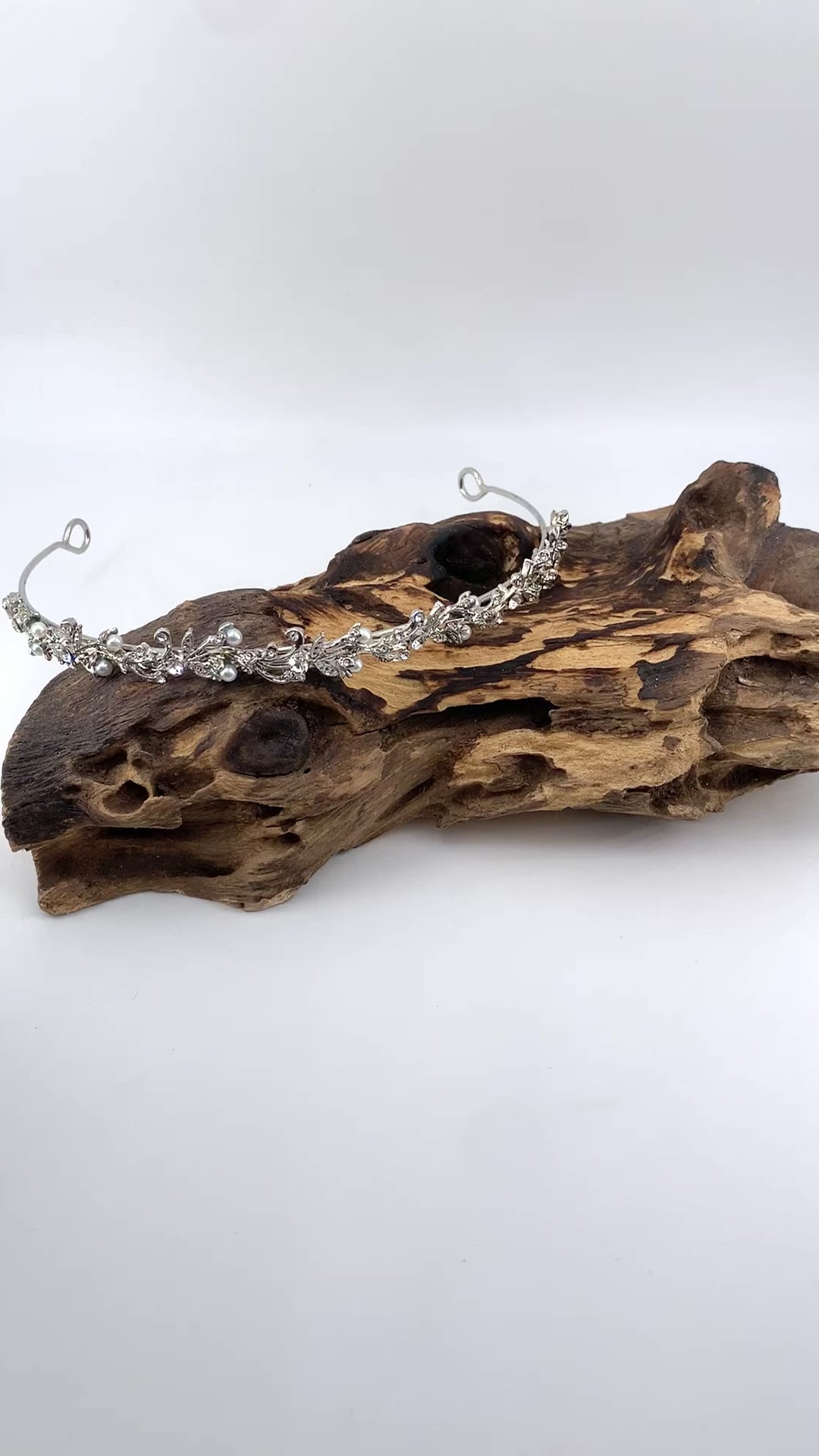 hochzeitshaarschmuck-silber-diadem-mit-perlen-und-blattdesign