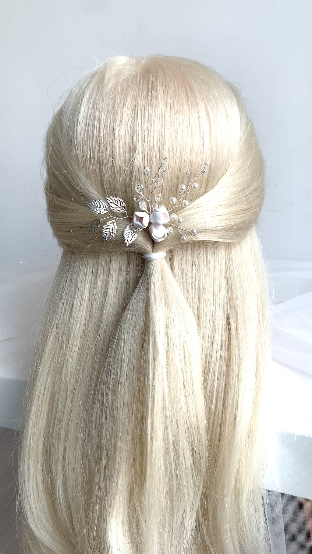 haarschmuck-hochzeit-mit-satin-blueten-und-kristallen