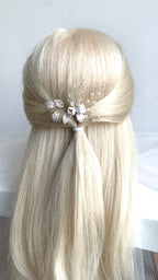 haarschmuck-hochzeit-mit-satin-blueten-und-kristallen