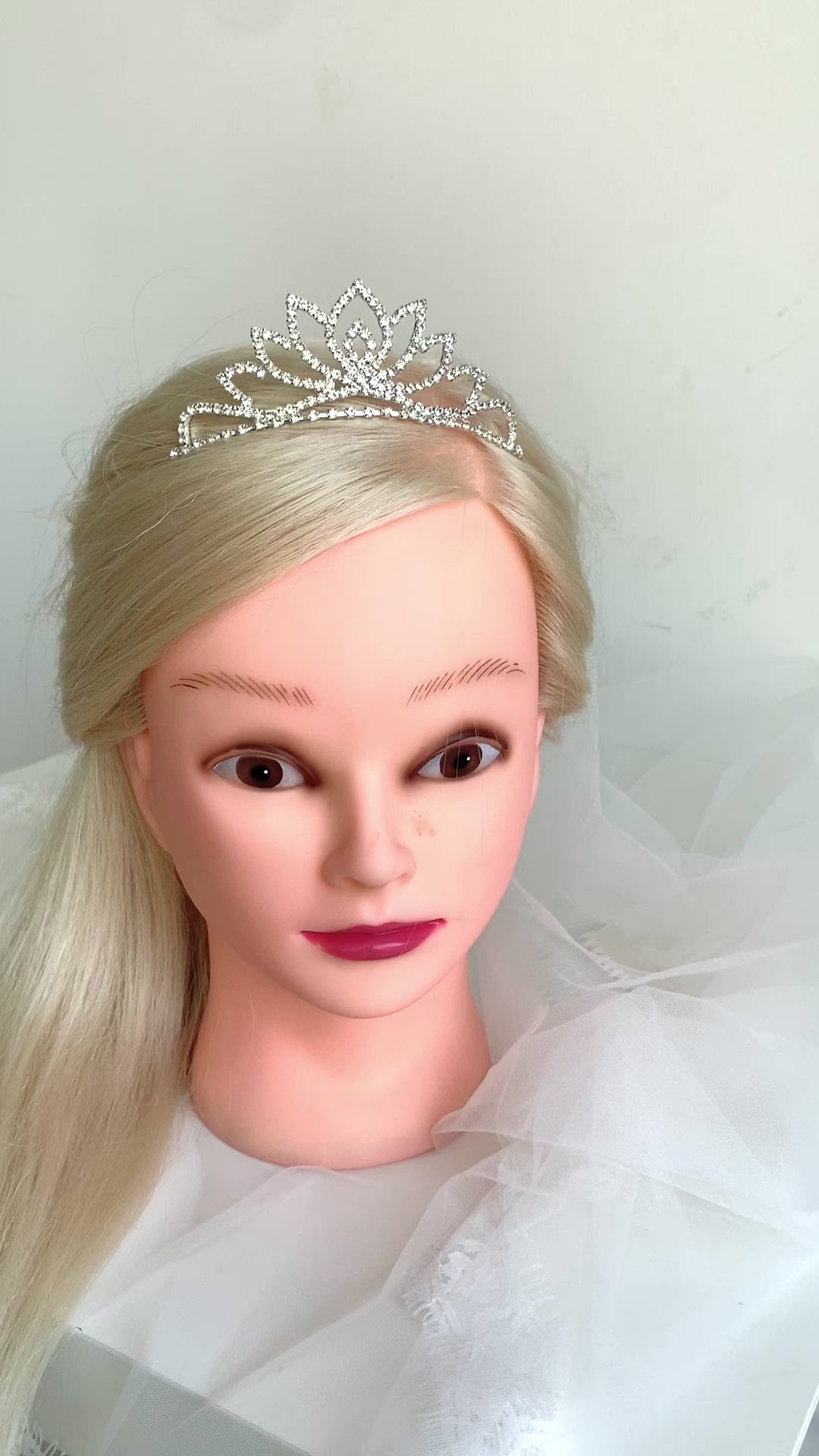 elegantes-haardiadem-in-silber-mit-lotus-blütenform-und-steinbesatz