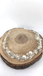 verspielte-hochzeitstiara-mit-blumenähnlicher-perlenanordnung-und-kristallglanz