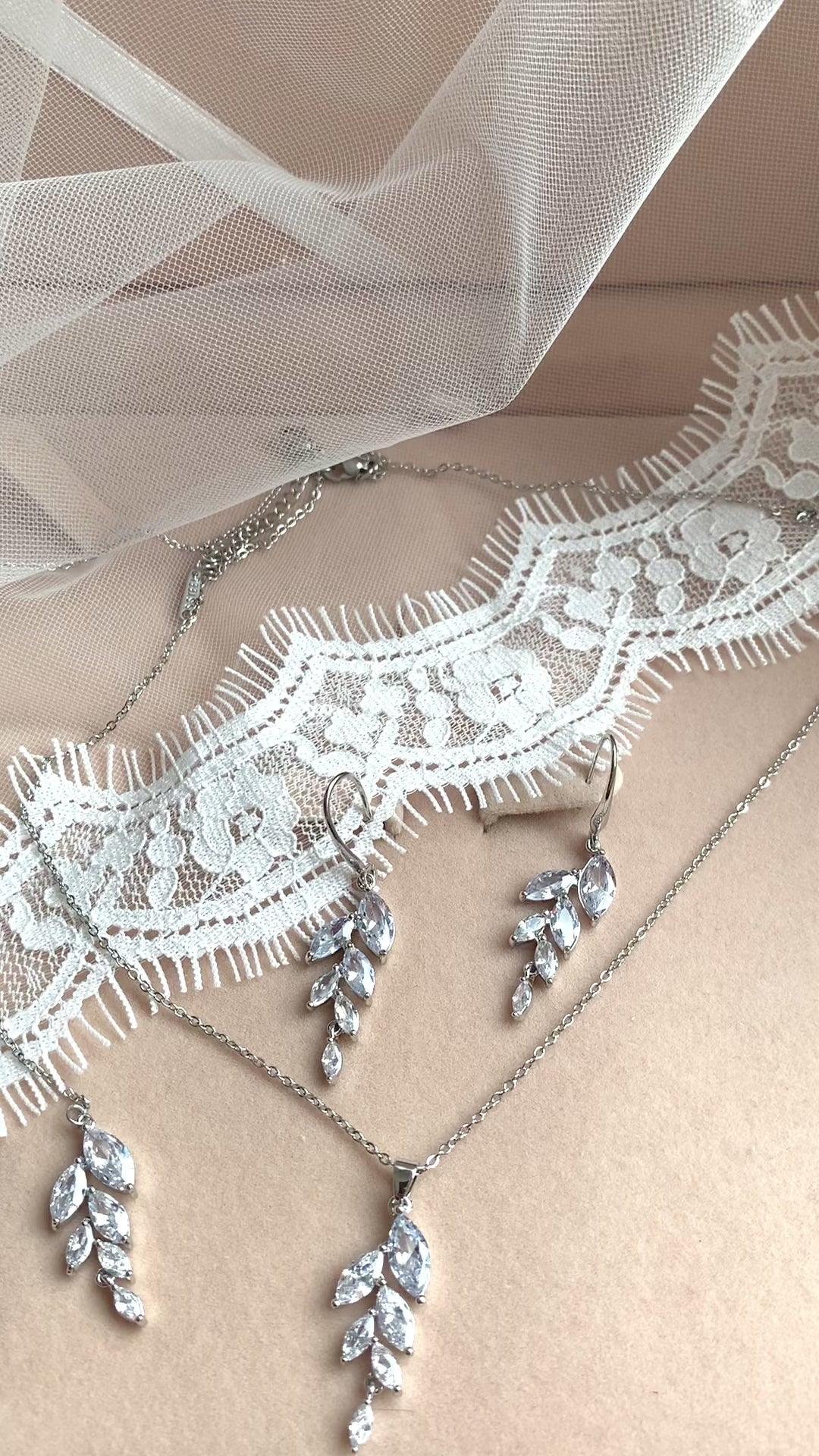 rueckenkette-silber-zirkonia-tropfen-brautschmuck-rueckenausschnitt
