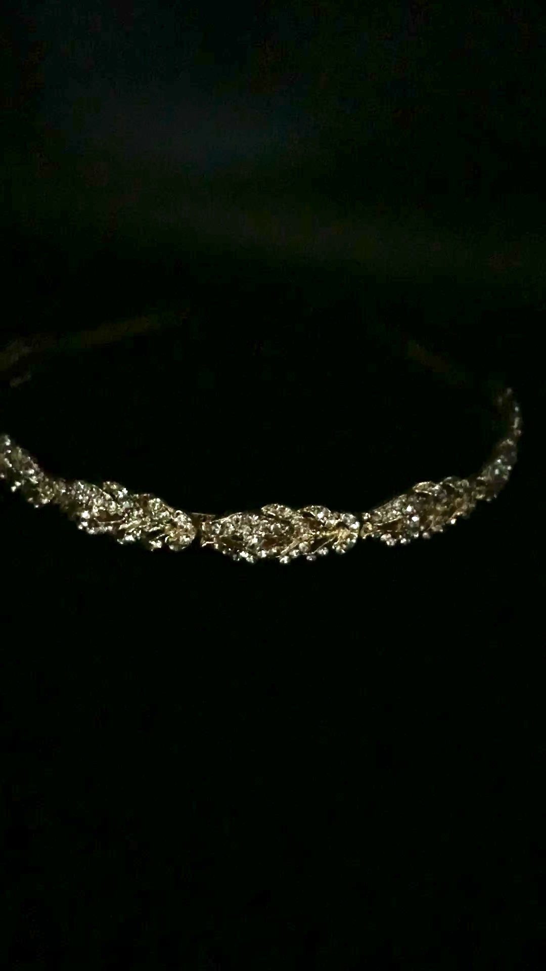 goldenes-hochzeits-diadem-mit-funkelnden-kristallen