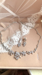 Zirkonia Schmuckset mit Blüten-Design – Collier, Ohrringe & Armband in Silber | ONDEGO®