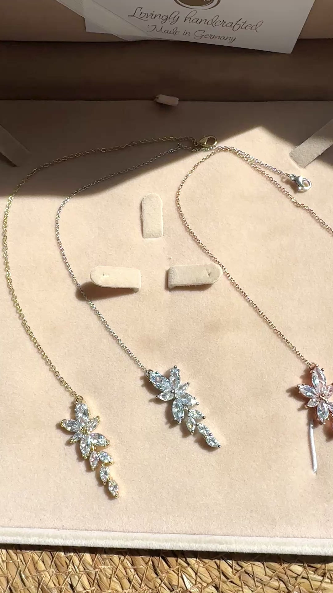 Elegante Rückenkette mit Zirkonia-Blätter Anhänger – filigraner Rückenschmuck | ONDEGO®