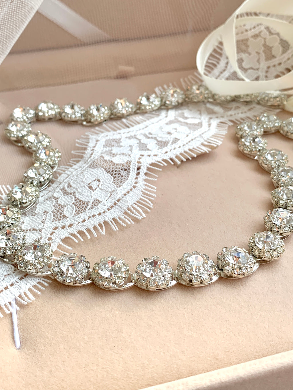 romantischer-strass-brautguertel-silber-mit-schleifenband-fuer-klassische-hochzeit