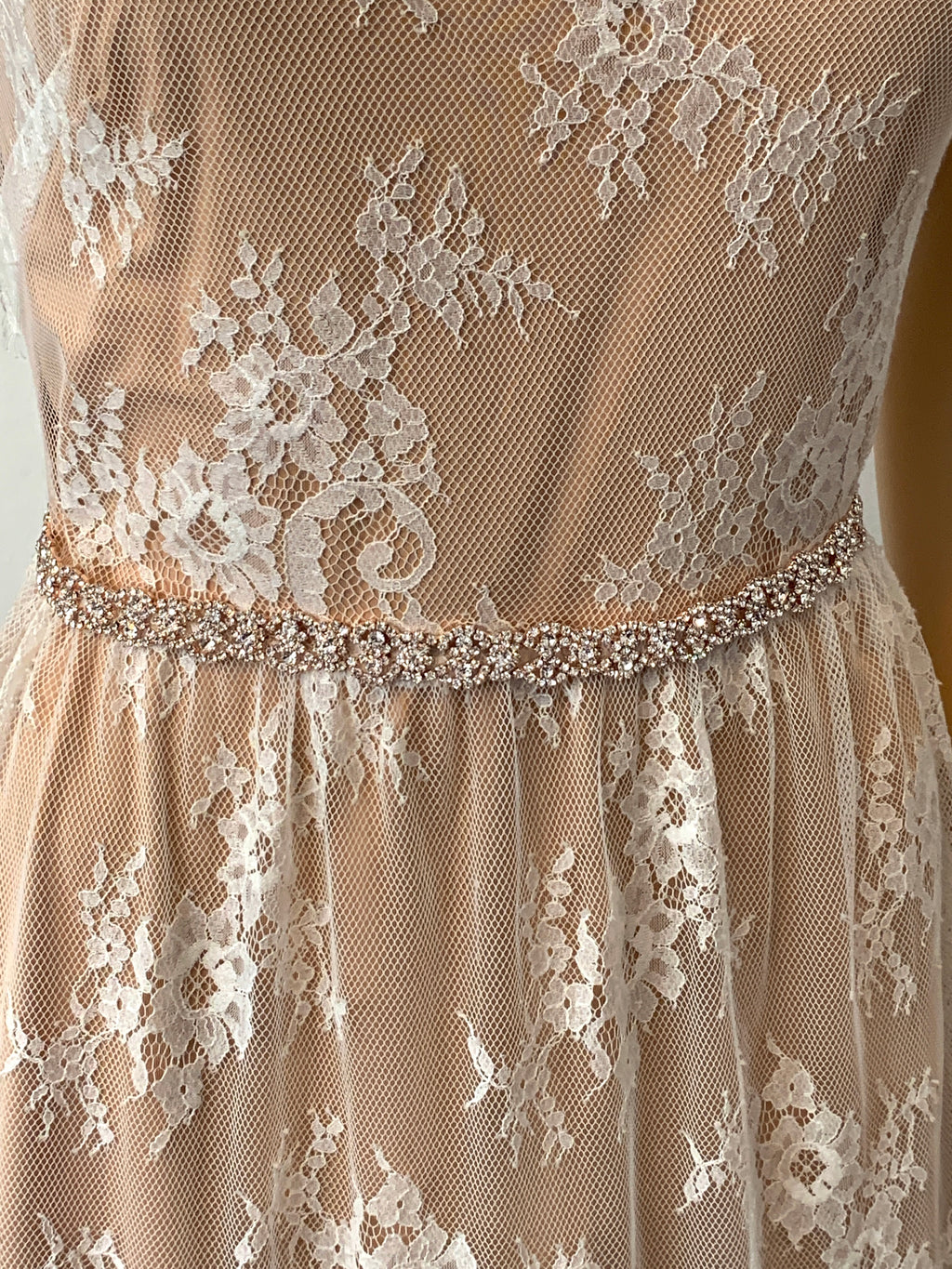 romantisches-brautkleid-aus-feiner-spitze-mit-dezentem-strass-guertel-fuer-elegante-hochzeit