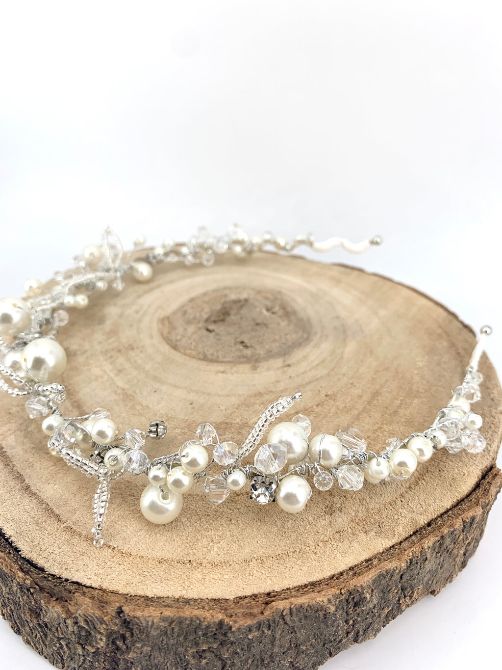 romantisches-perlen-diadem-mit-kristallakzenten-und-handgefertigten-elementen