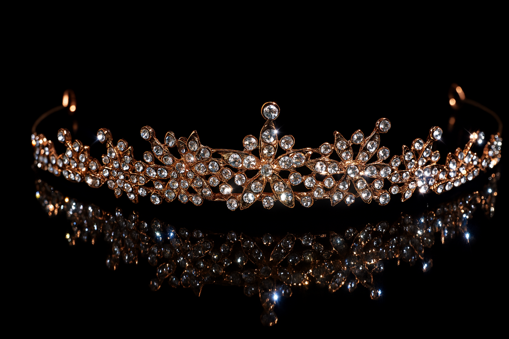 rose-goldenes-diademe-mit-strass-und-blumenmuster-auf-schwarzem-hintergrund