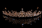 rose-goldenes-diademe-mit-strass-und-blumenmuster-auf-schwarzem-hintergrund