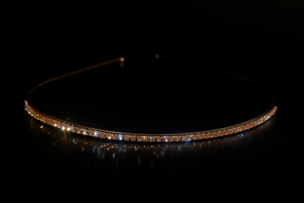 rose-goldenes-diaderm-mit-strass-auf-schwarzem-hintergrund