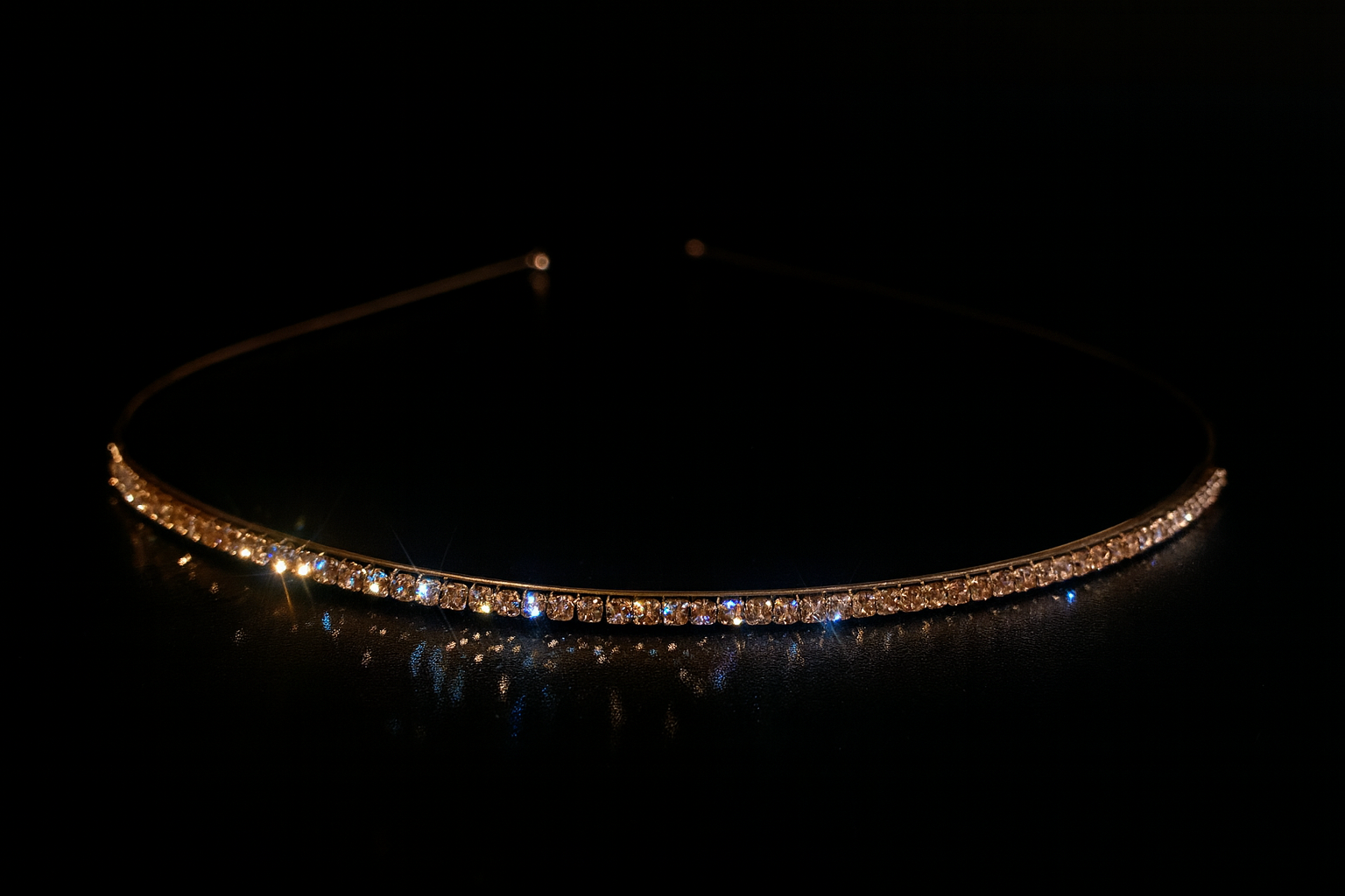 rose-goldenes-diaderm-mit-strass-auf-schwarzem-hintergrund