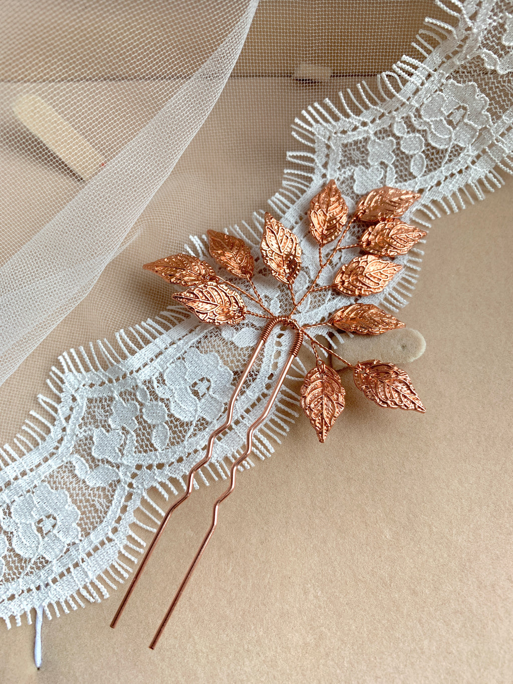 rosegold-haarnadel-blatt-frisur