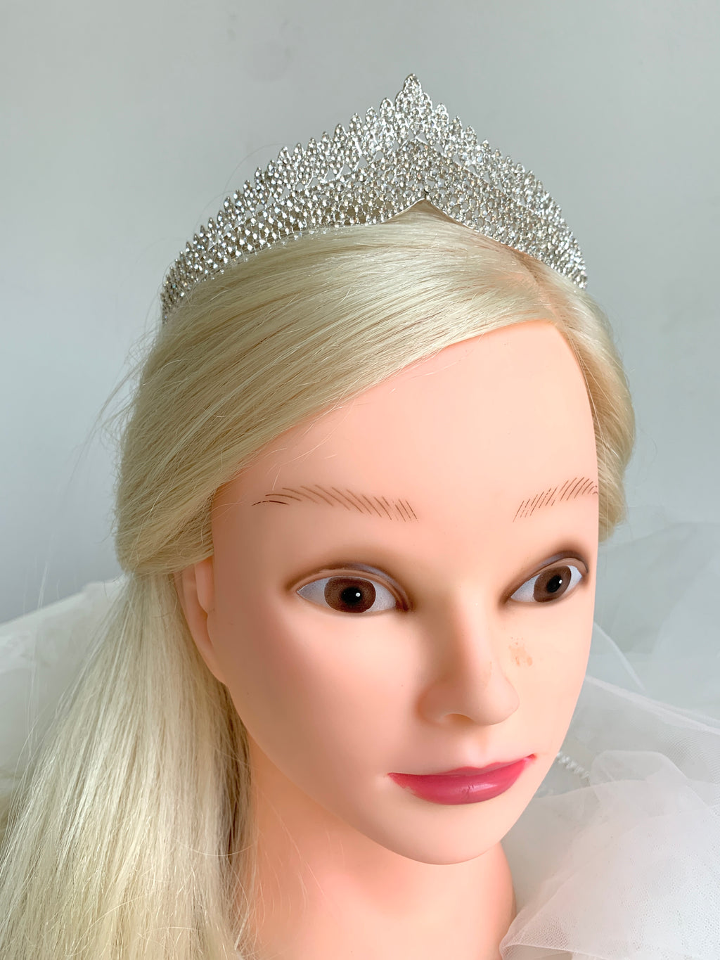 royale-hochzeitskrone-silber-mit-dicht-besetzten-kristallen-und-edler-form